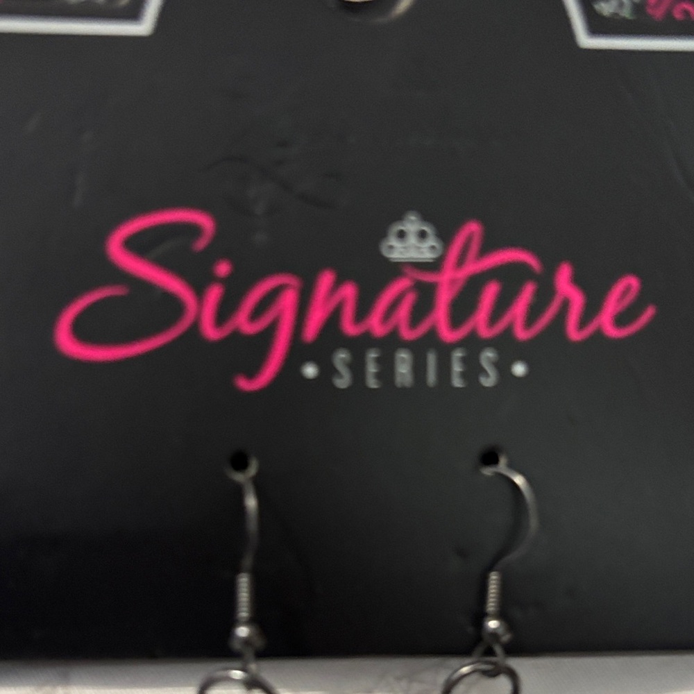 Signature Black and Silver Necklace with Earrings - Picture 4 of 4
